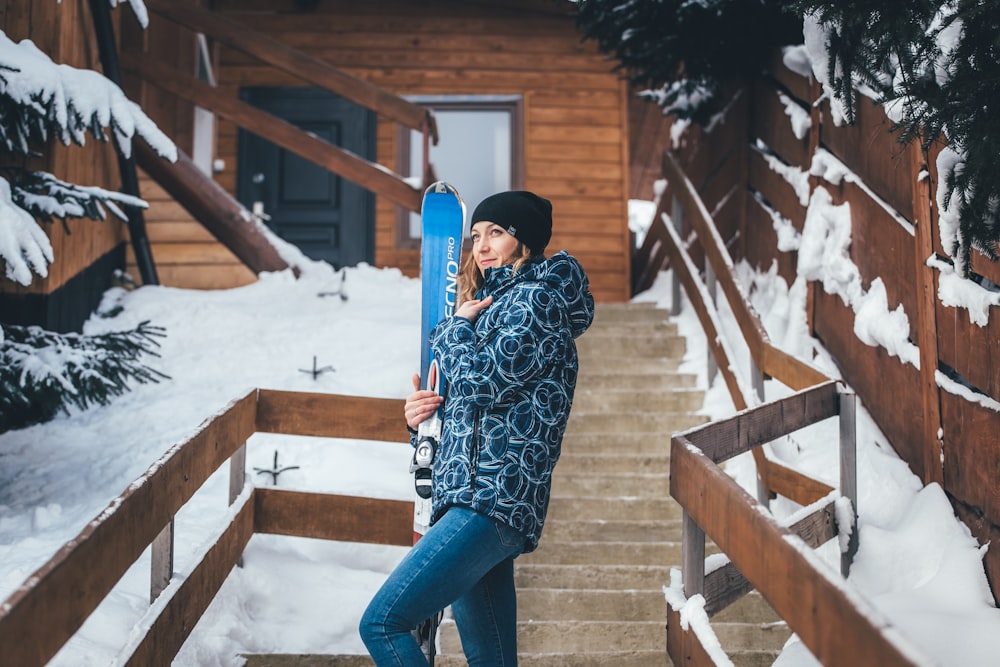 femme tenant des lames de ski