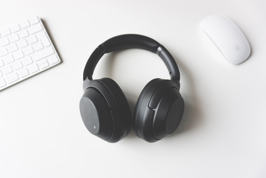 Vários tipos de fones de ouvido: TWS earbuds, over-ear e on-ear dispostos sobre fundo branco