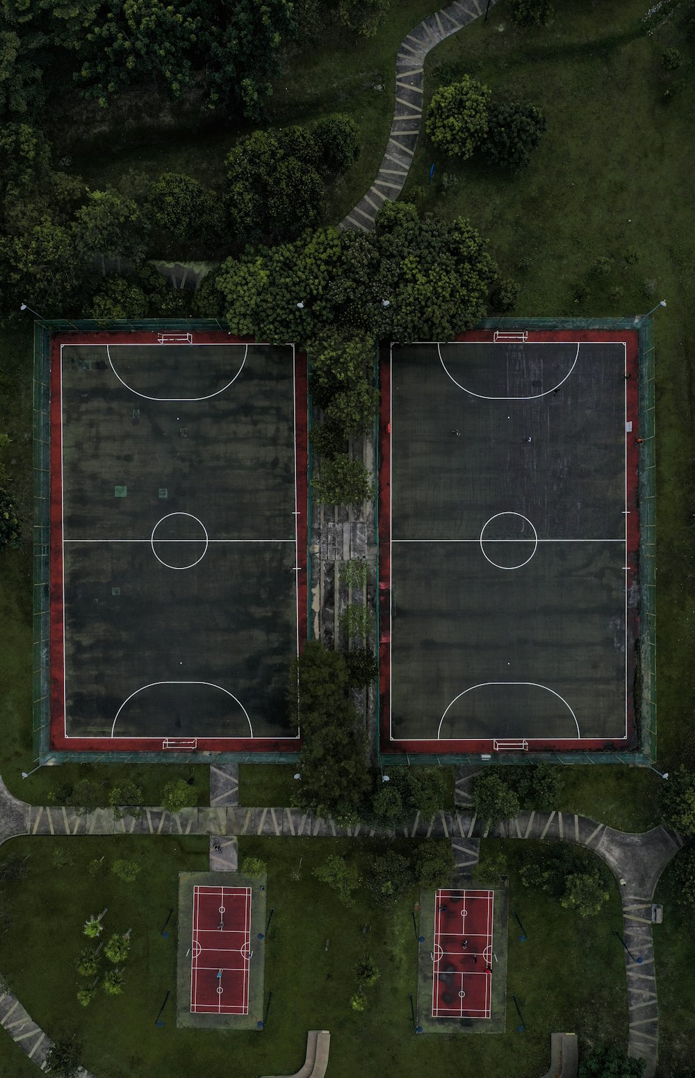 Fotografía aérea de canchas de baloncesto