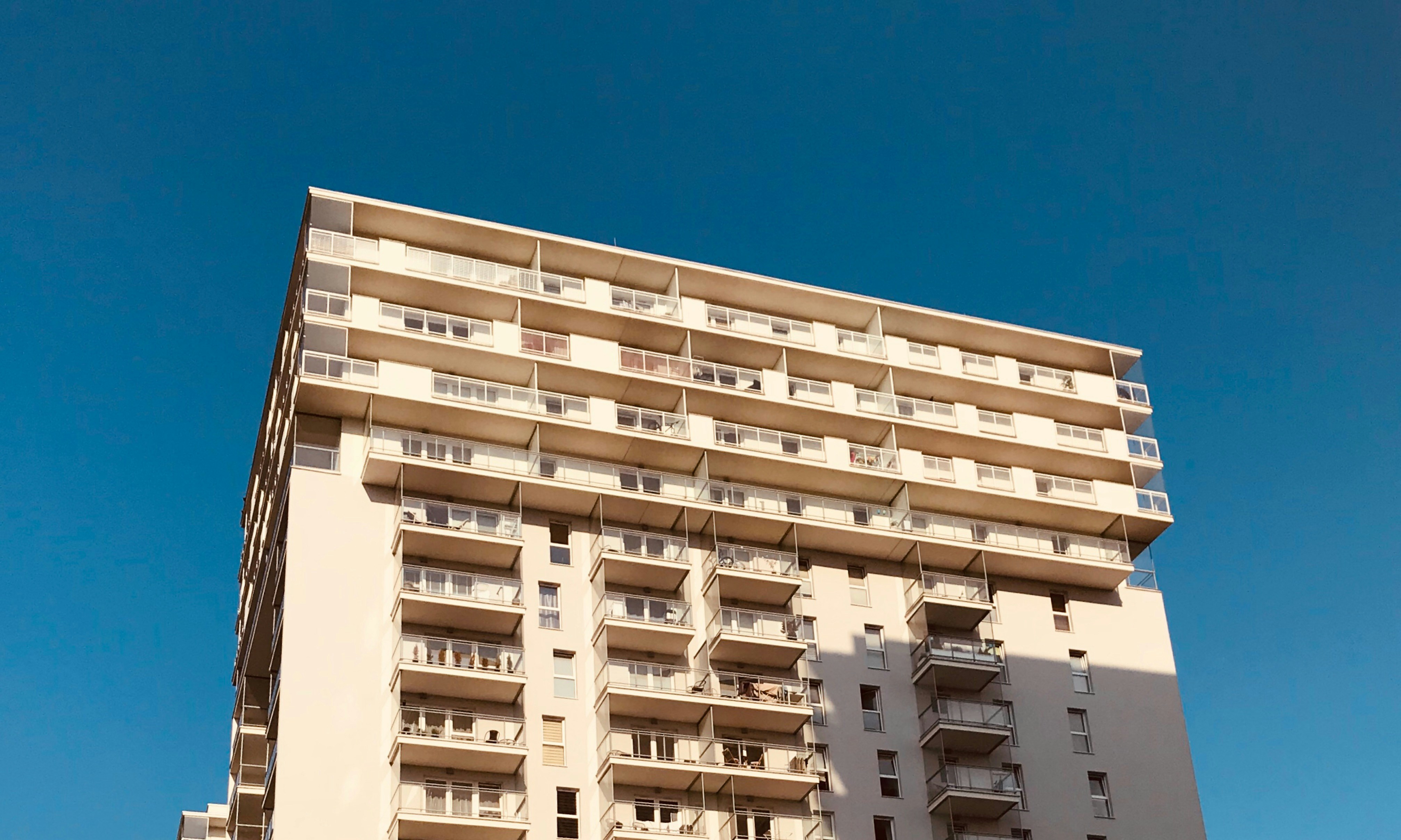 Edificio de gran altura bajo el cielo azul