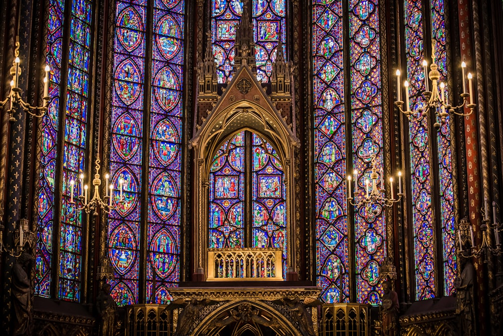 大聖堂のモザイクガラスの壁