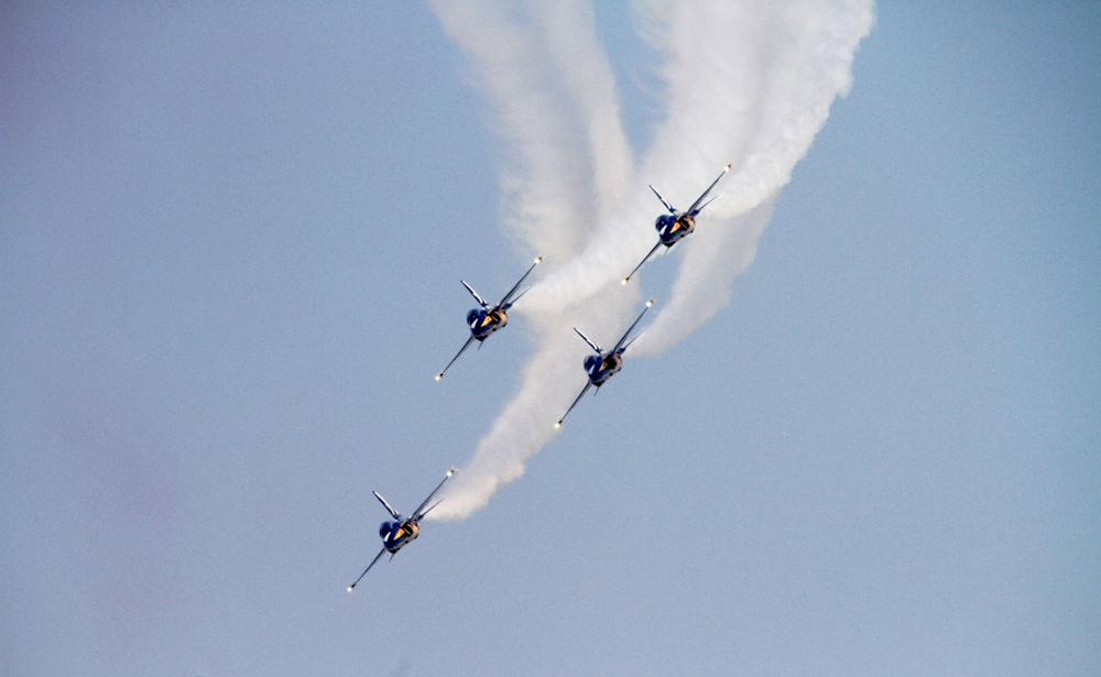 4 planes performing aerobatic display