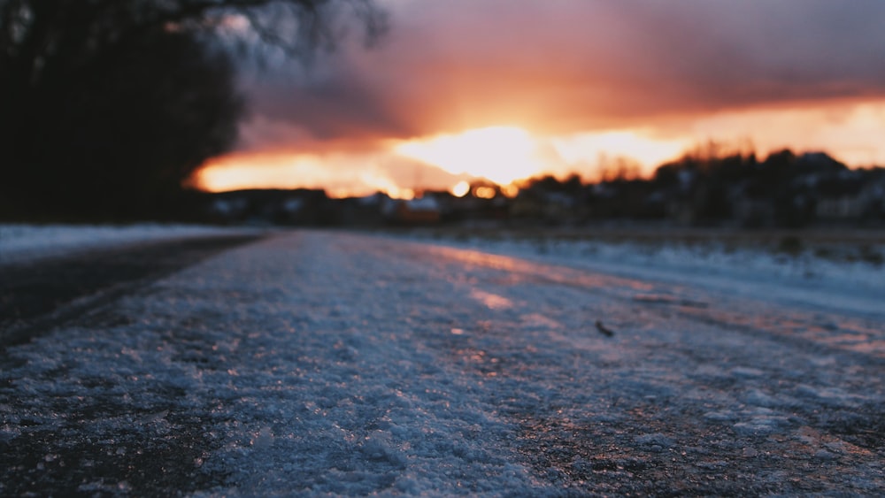 Hielo en superficie de hormigón gris