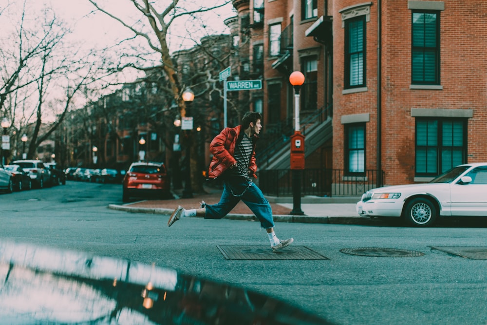 homme courant dans la rue