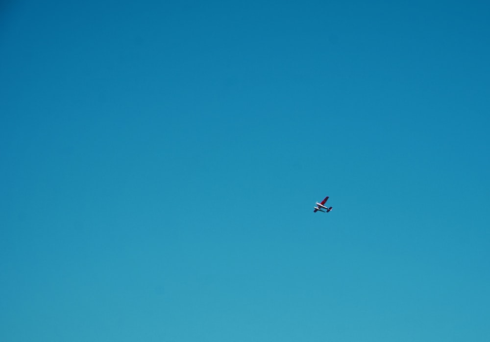 昼間の青空に白い飛行機