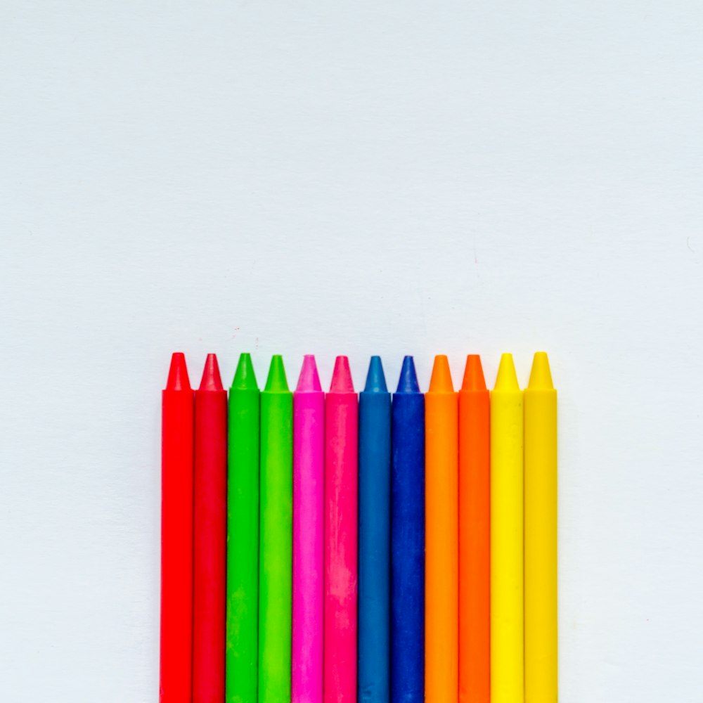 lápis de colorir multicoloridos na superfície branca