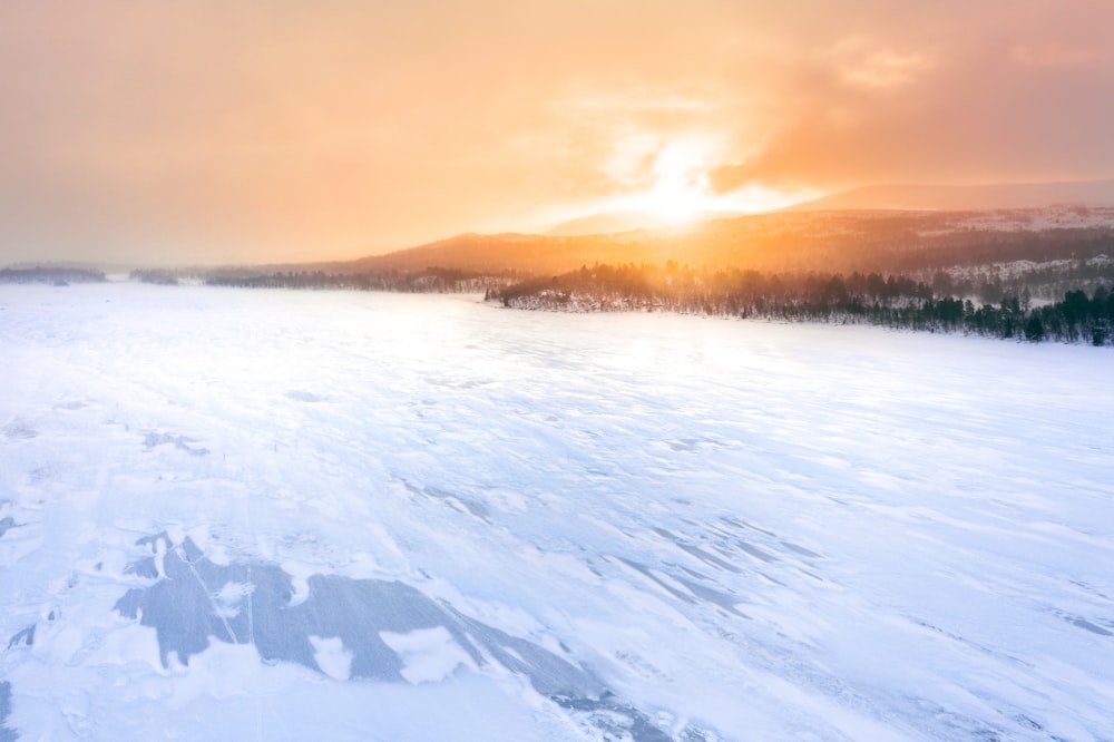 Campo cubierto de nieve durante el día