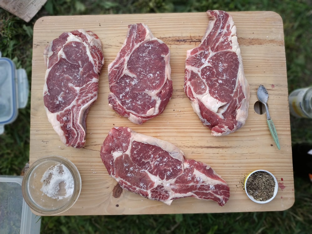 Carne en rodajas en tabla de cortar