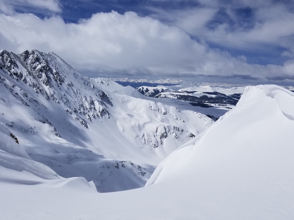 montagna bianca della neve