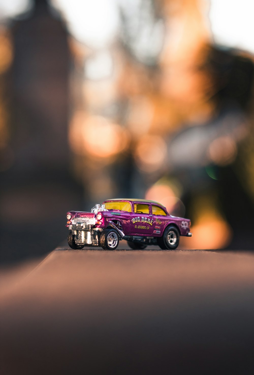 modello in scala di auto giocattolo viola
