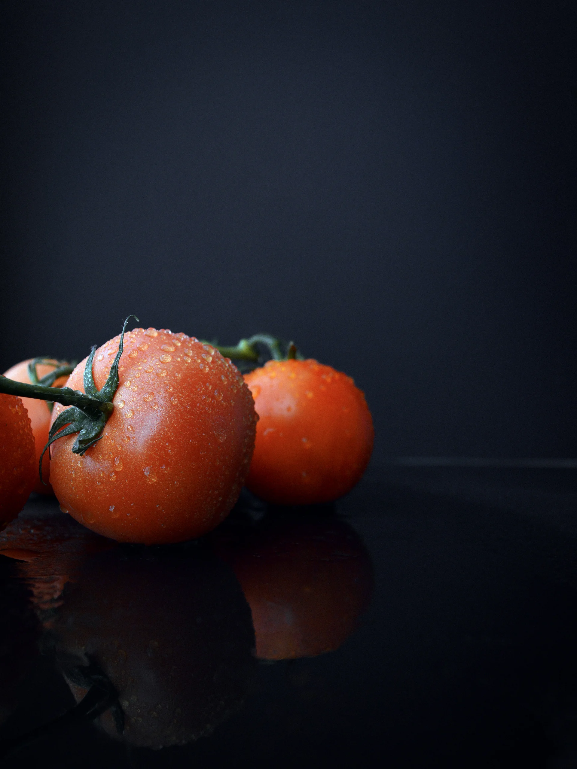 Pomodori maturi fotografati da vicino.