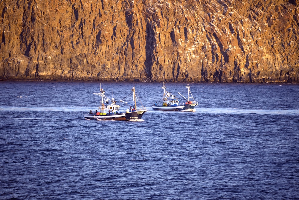 dois barcos no mar