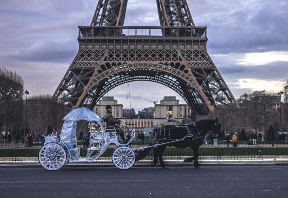 carruagem em frente à Torre Eiffel