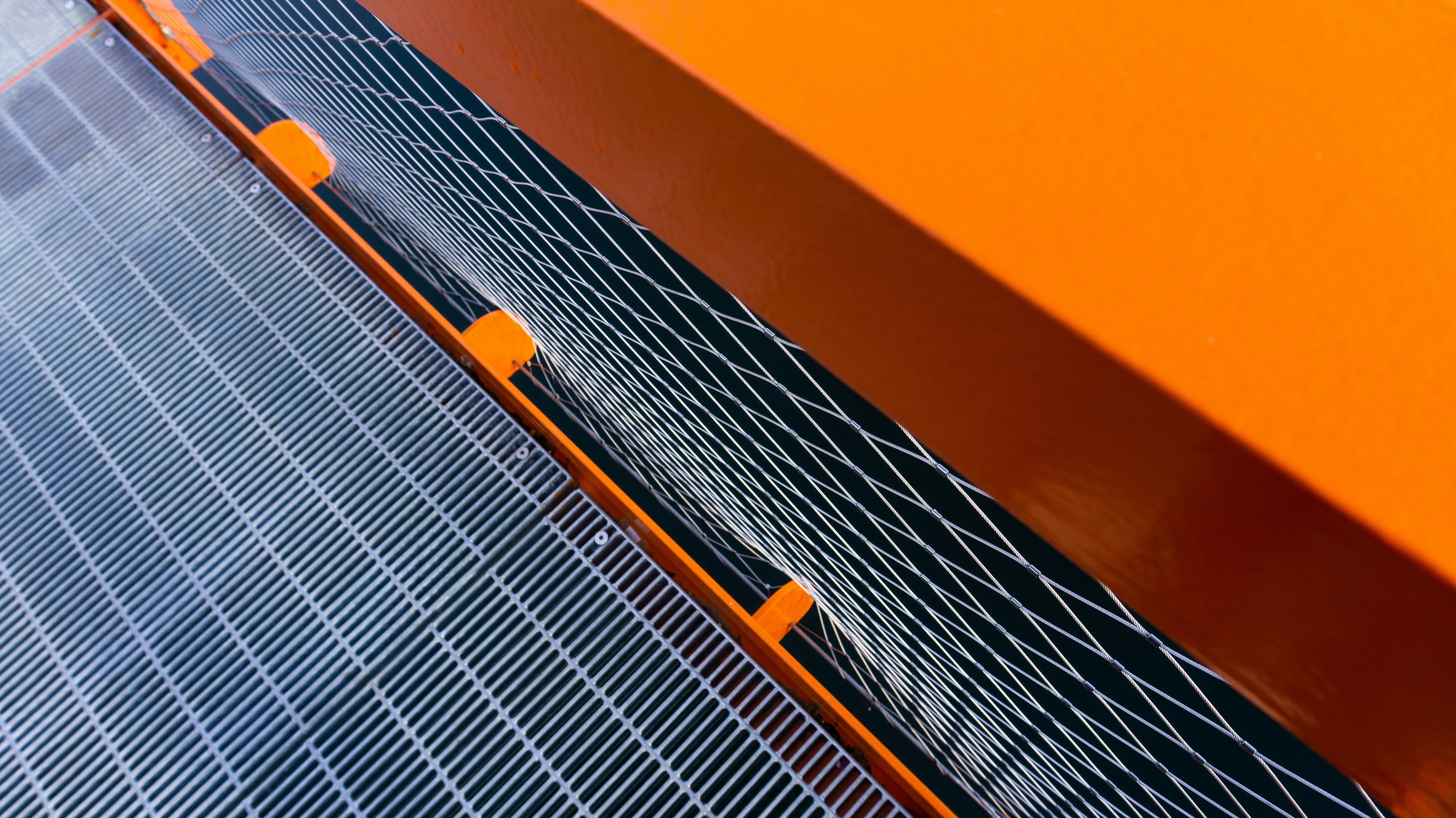 Corralito de plástico naranja y negro