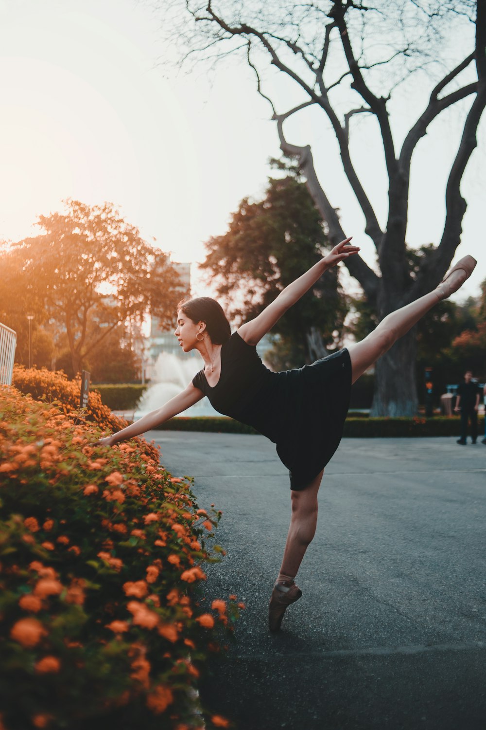 Frau tanzt Ballett in der Nähe von Blumen