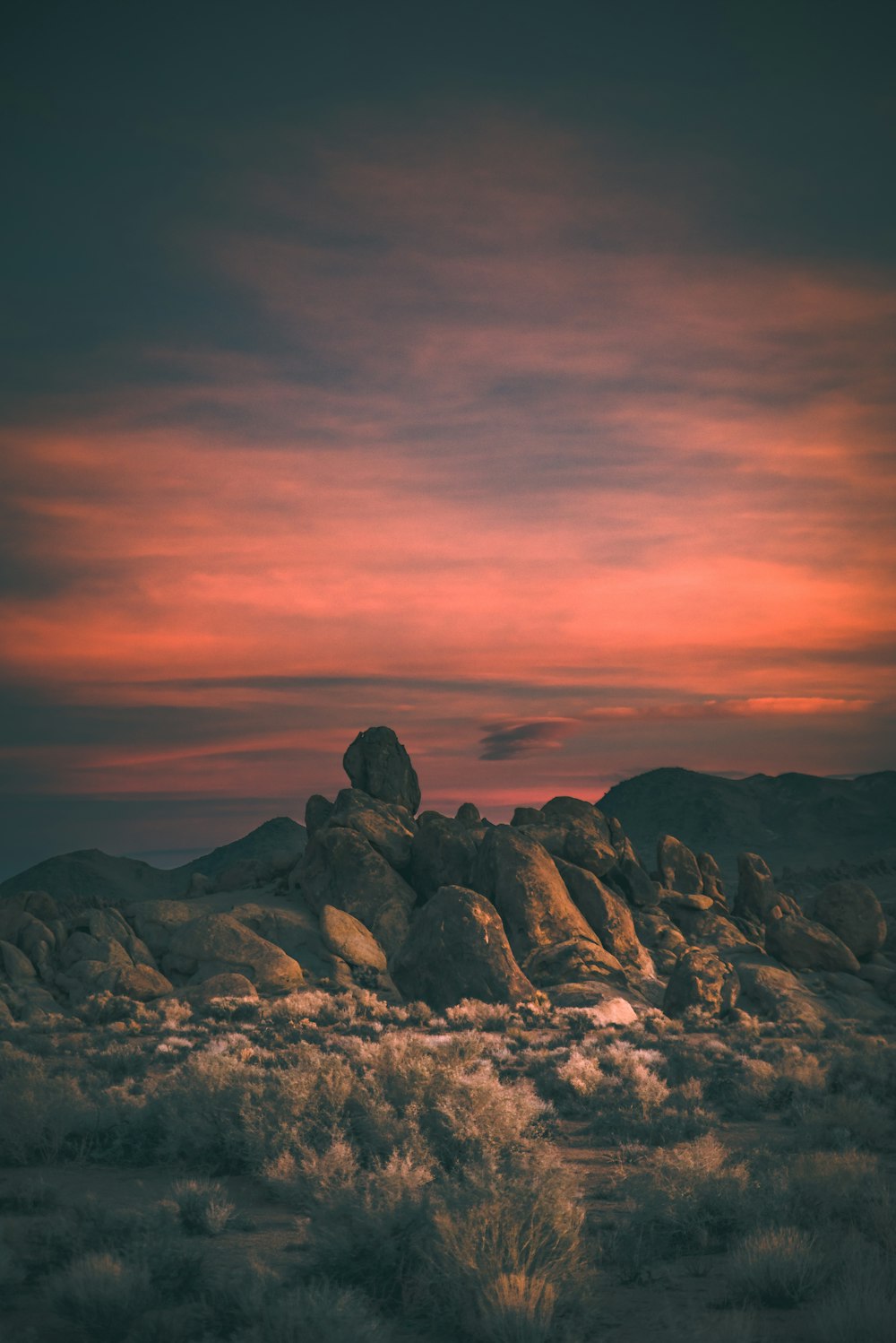 Montagna rocciosa durante il tramonto