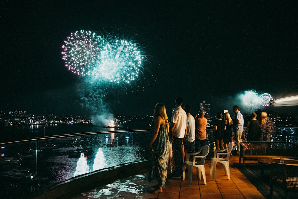 Gente viendo el espectáculo de fuegos artificiales