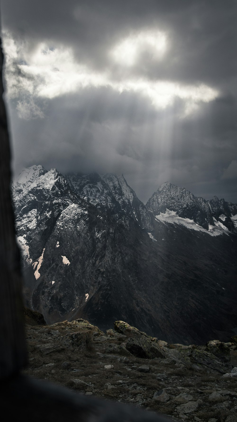 Fotografía en escala de grises de montaña