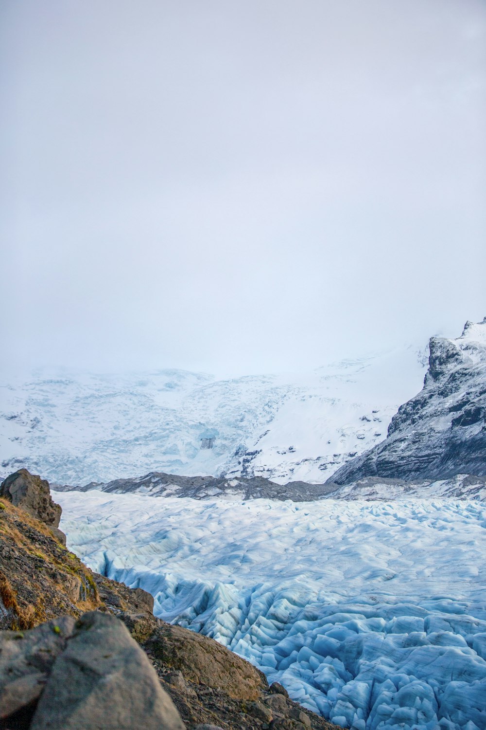 Montañas blancas durante el día