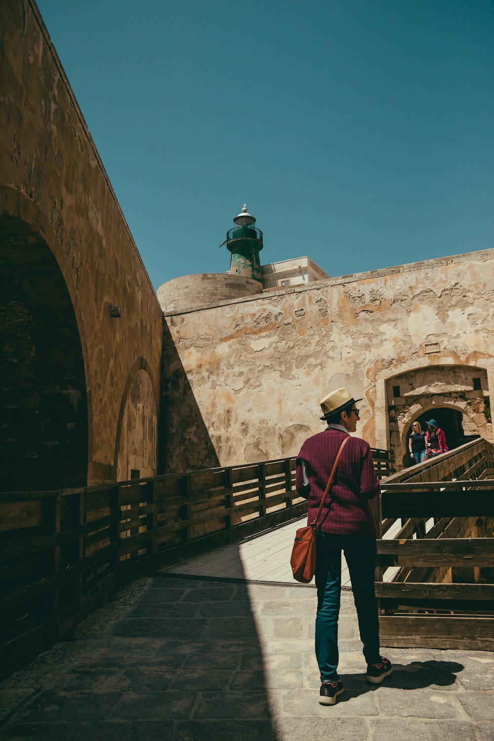 Hombre caminando cerca del puente