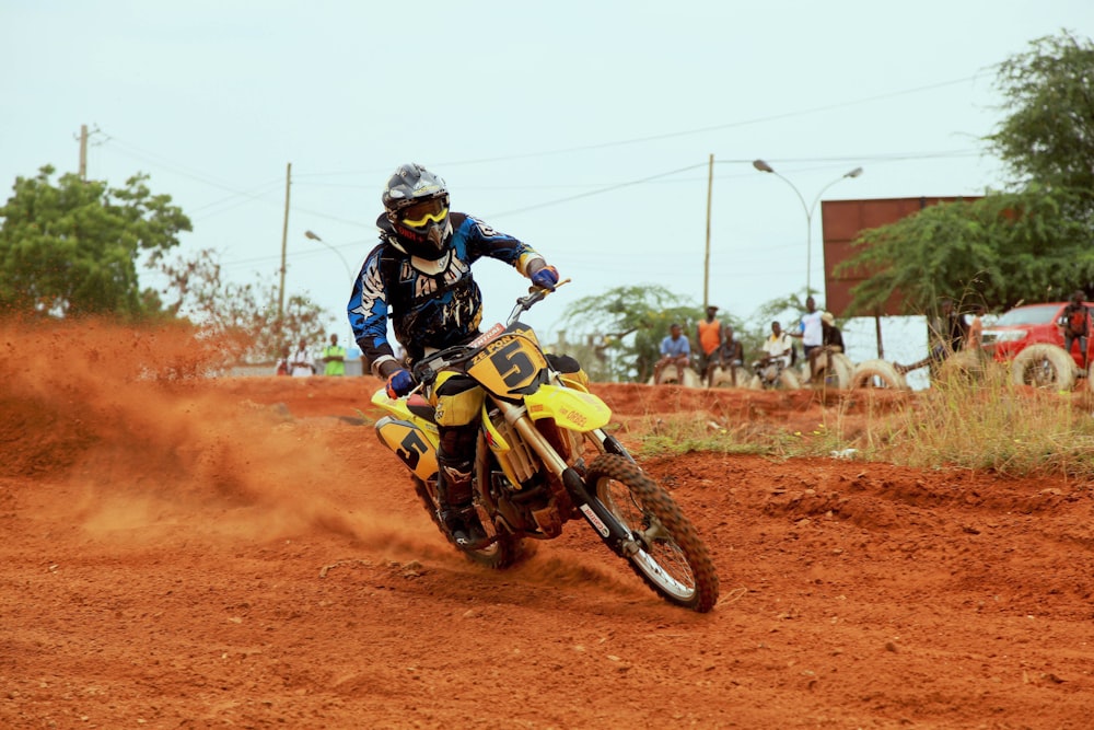 uomo che cavalca su motocross dirtbike sul campo