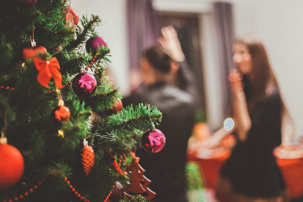 fotografía de enfoque selectivo del árbol de Navidad