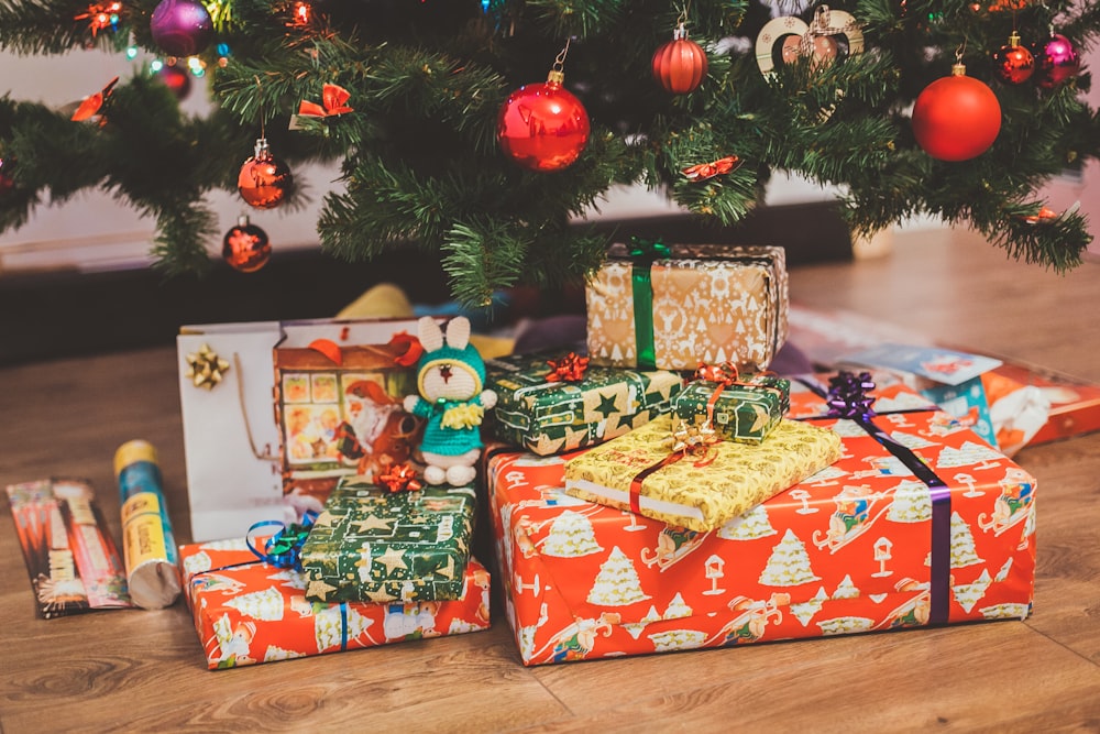 caixa de presente de cores variadas sob a árvore de Natal