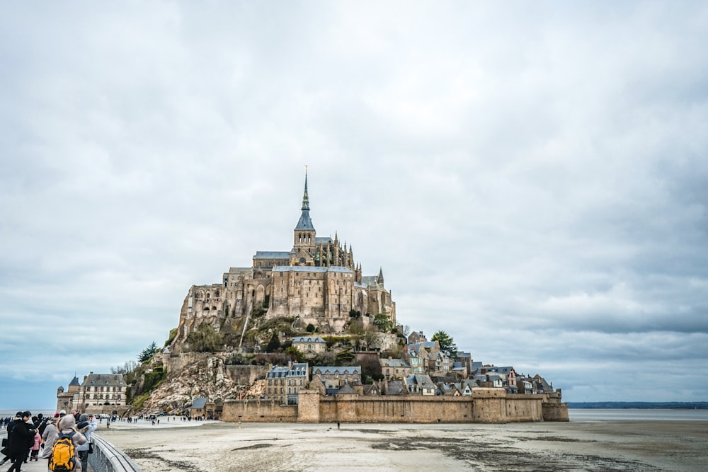 Personnes près de Castle