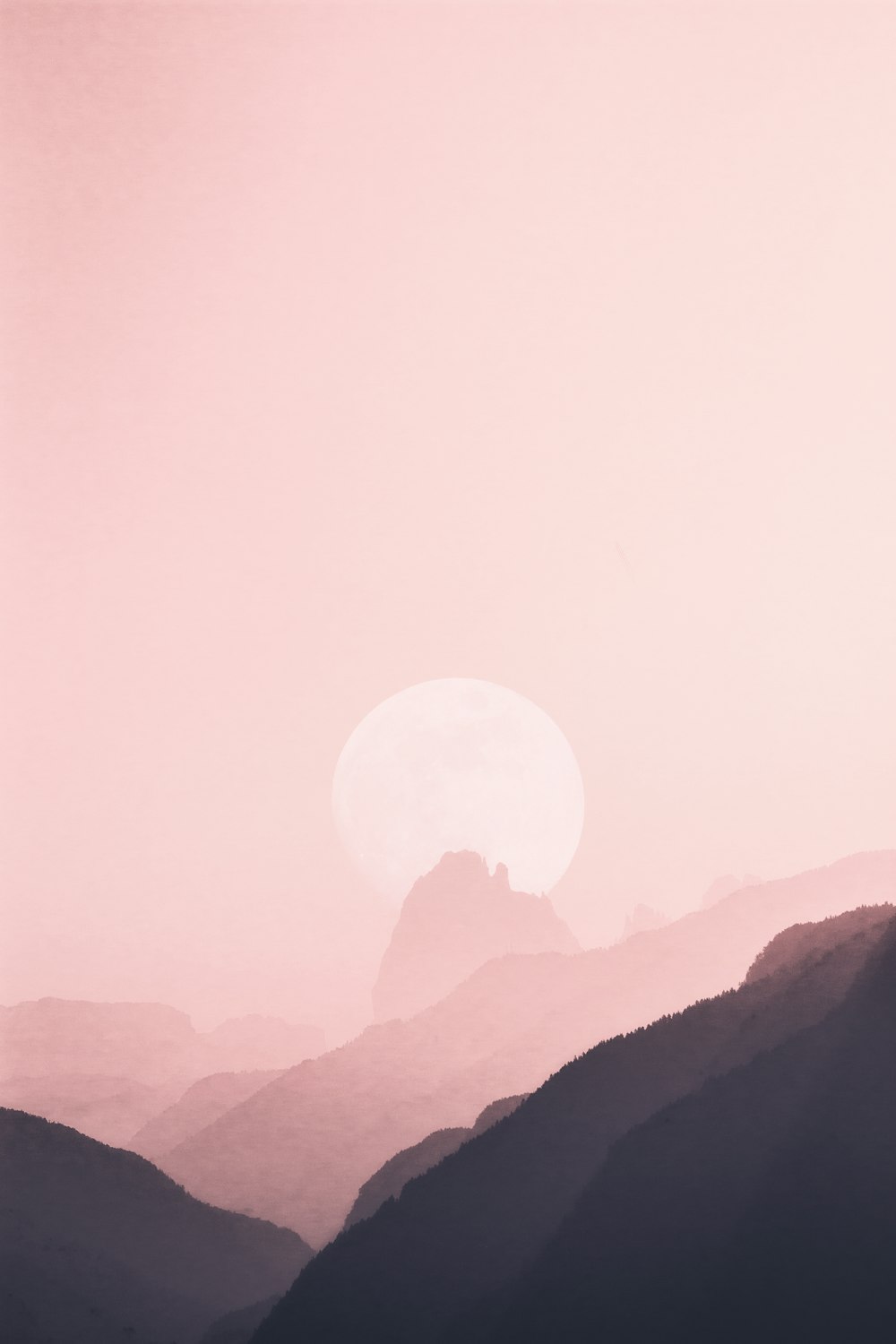Mond in der Nähe des Bergrückens