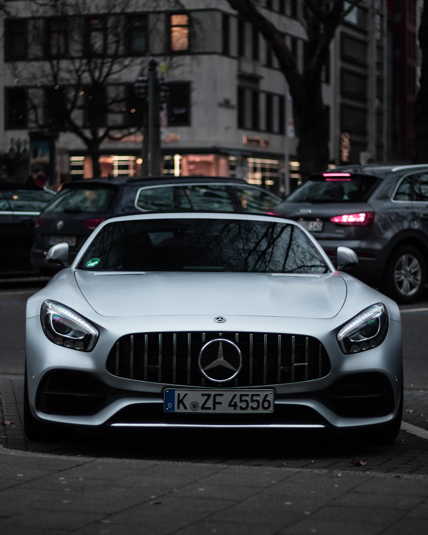 Mercedes-Benz Fahrzeugaufnahme aus der gewählten Unsplash-Bildserie (Beispielmotiv)