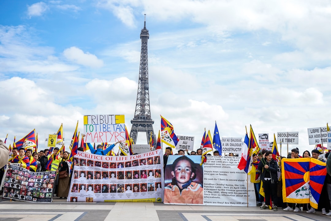 people rallying tribute to Tibetan martyrs