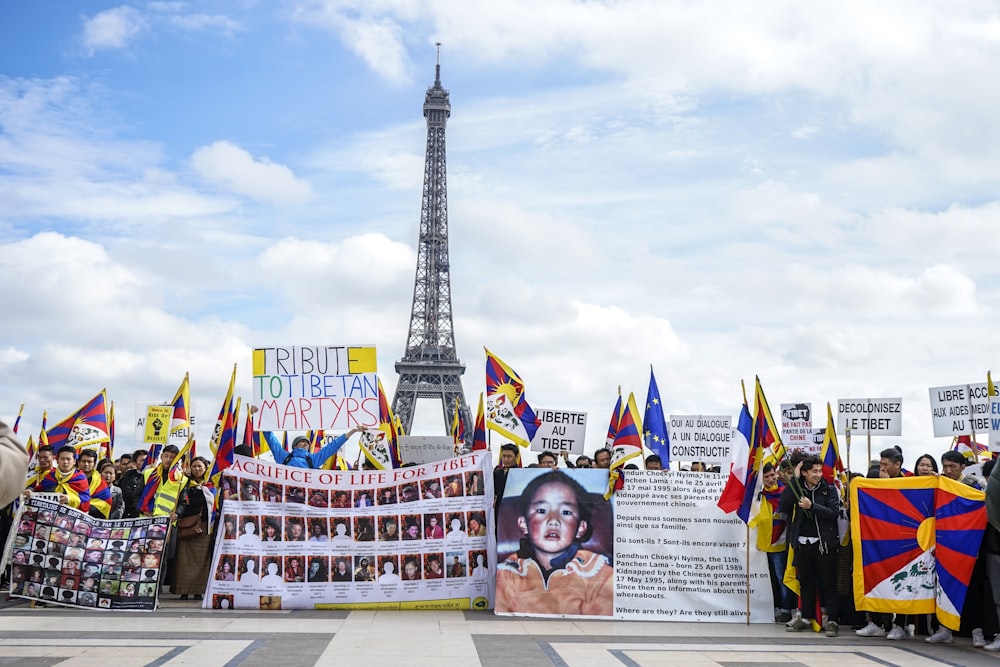 people rallying tribute to Tibetan martyrs