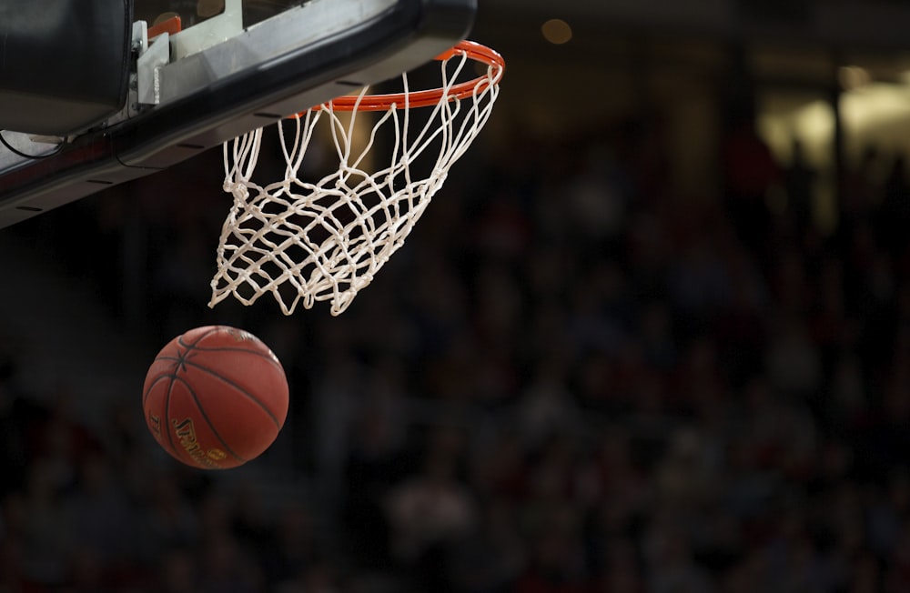 pelota debajo del aro de baloncesto