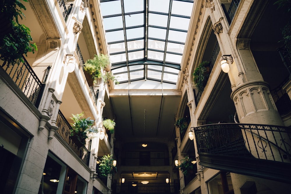 Photographie en contre-plongée de l’intérieur du bâtiment