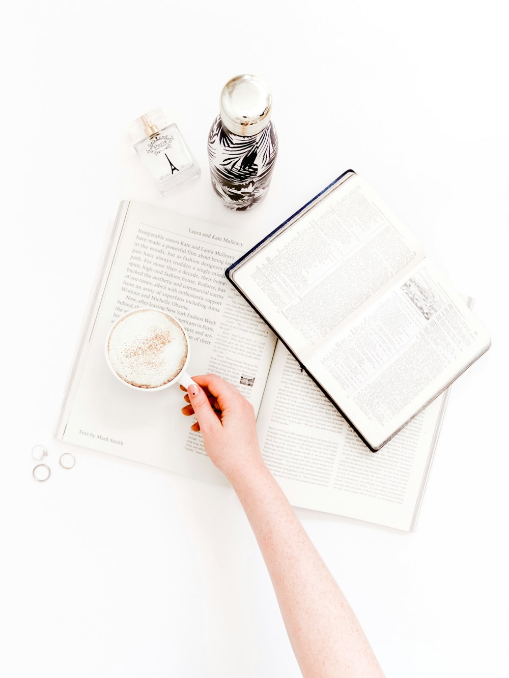 Cappuccino en taza blanca en libros abiertos