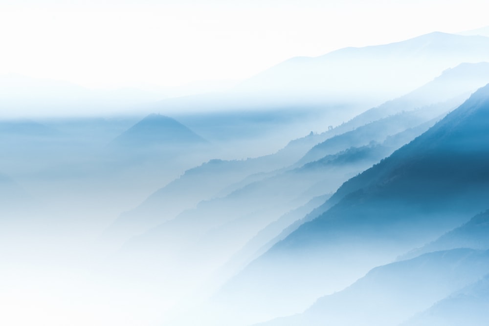 Montagne bleue et brume