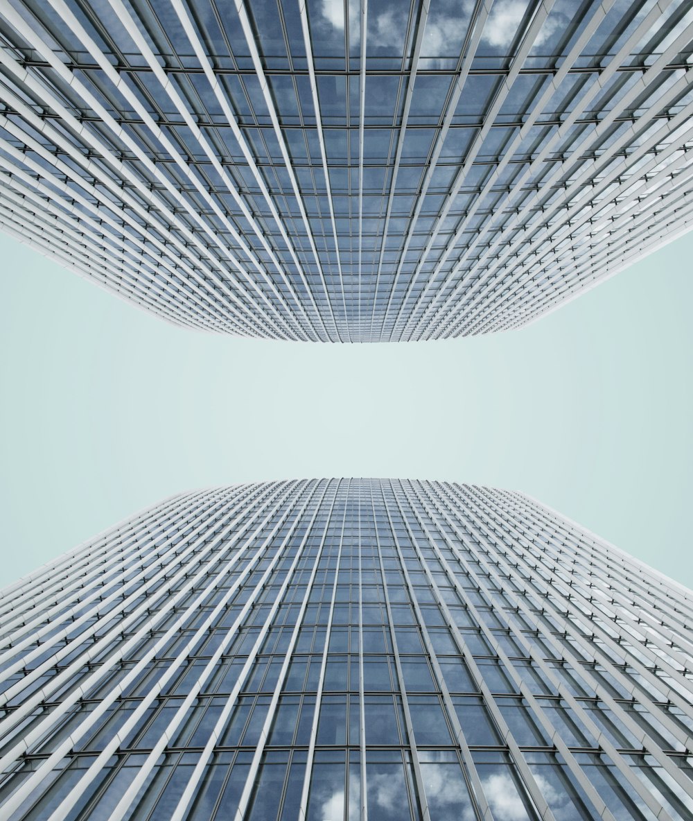 昼間の高層ガラス張りの建物のローアングル写真