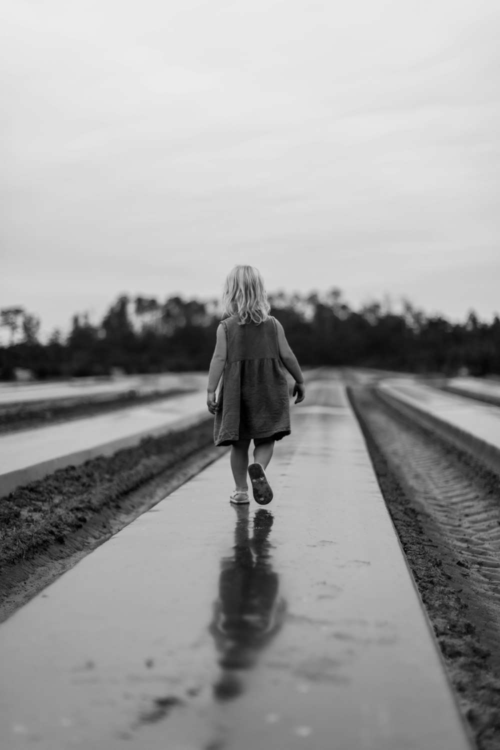 fille marchant sur le sentier