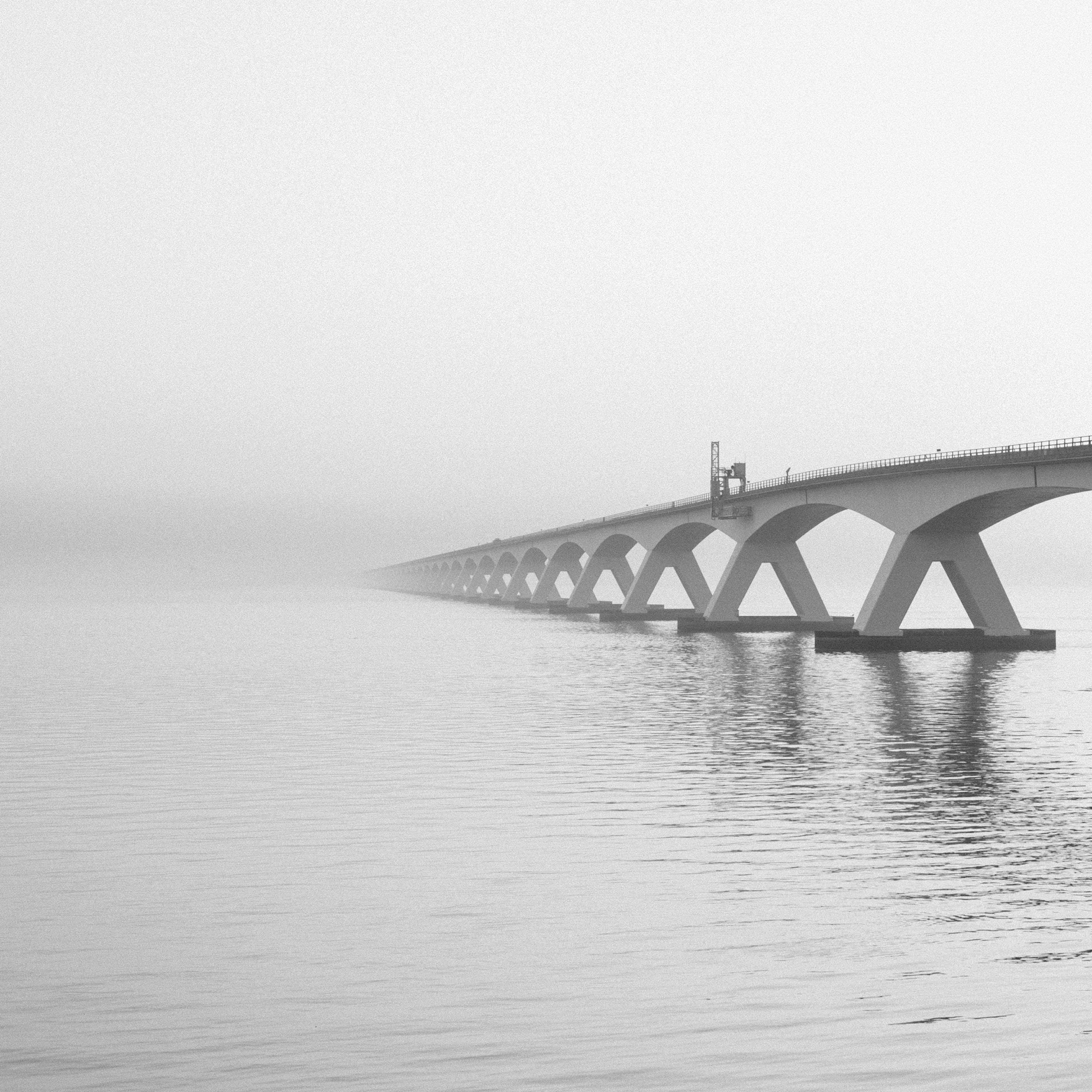 Table en bois blanc et noir