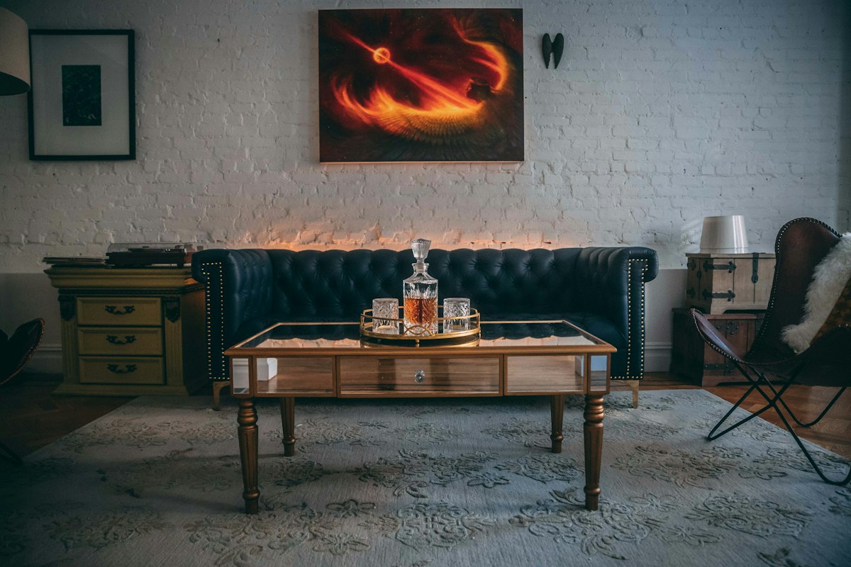 Home Bar e Adega Integrados à Sala de Estar: Marcenaria Sob Medida, Luz de Destaque e Fluxo Social