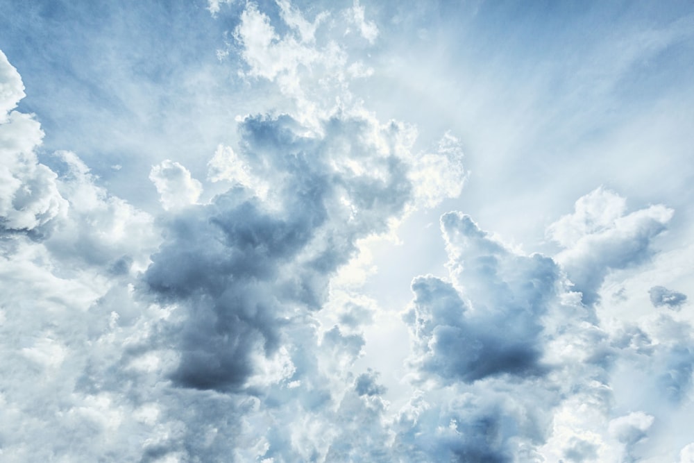 灰色のニンバス雲のローアングル写真