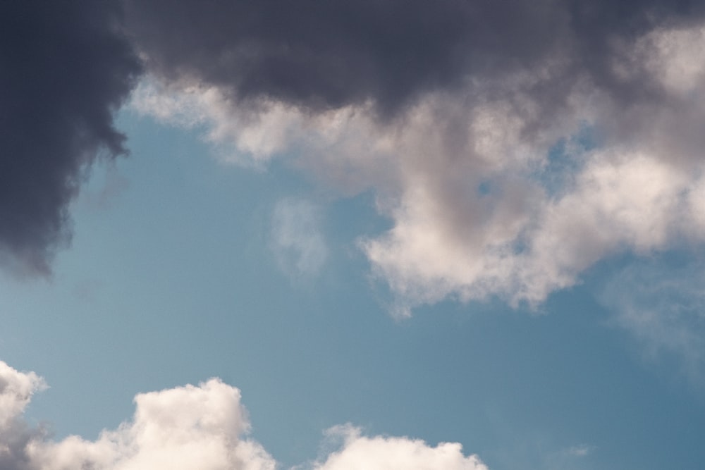 nuvole sotto il cielo blu durante il giorno