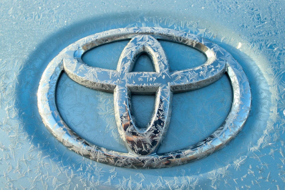 silbernes Toyota-Emblem