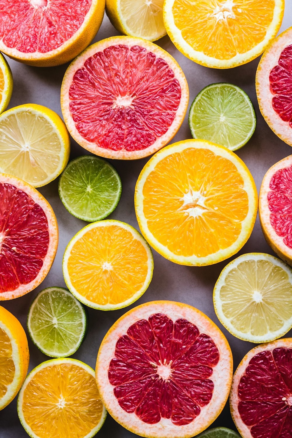 Fotografia piatta di melograno, lime e limone a fette