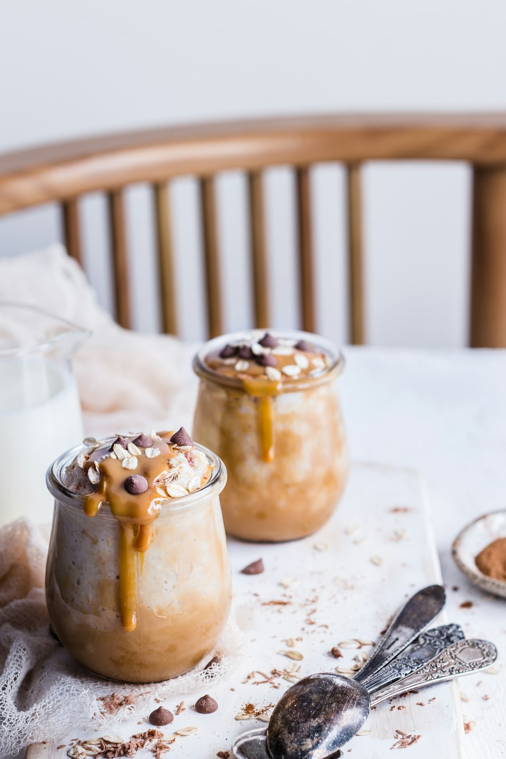 deux tasses de crème glacée avec des guimauves