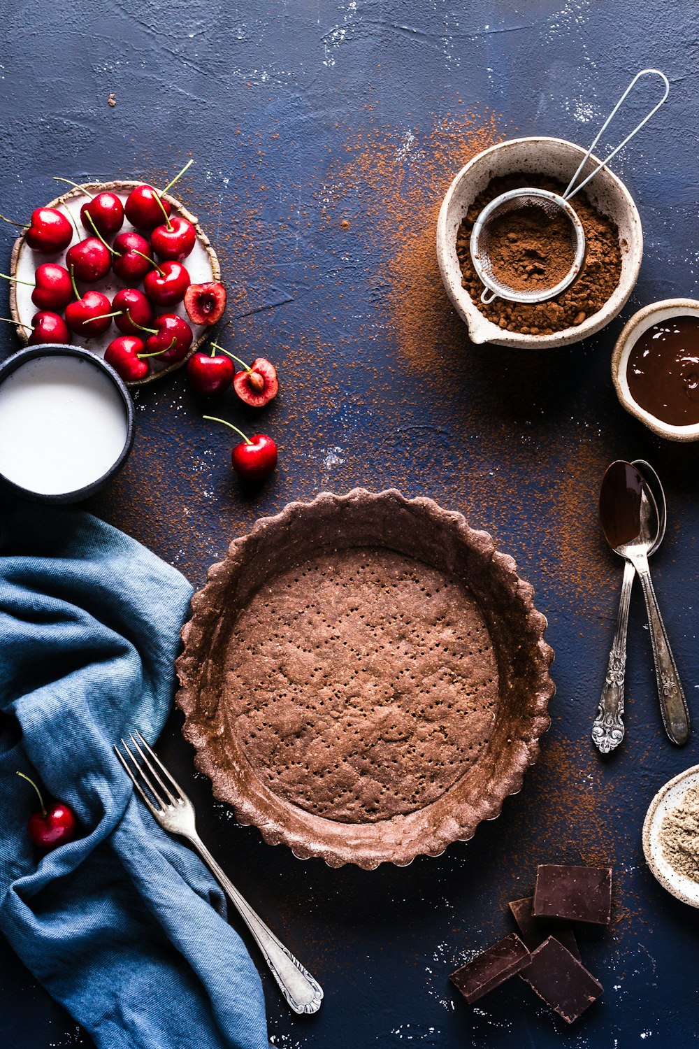 Fotografia piatta di un vassoio per torte, ciliegie e polvere