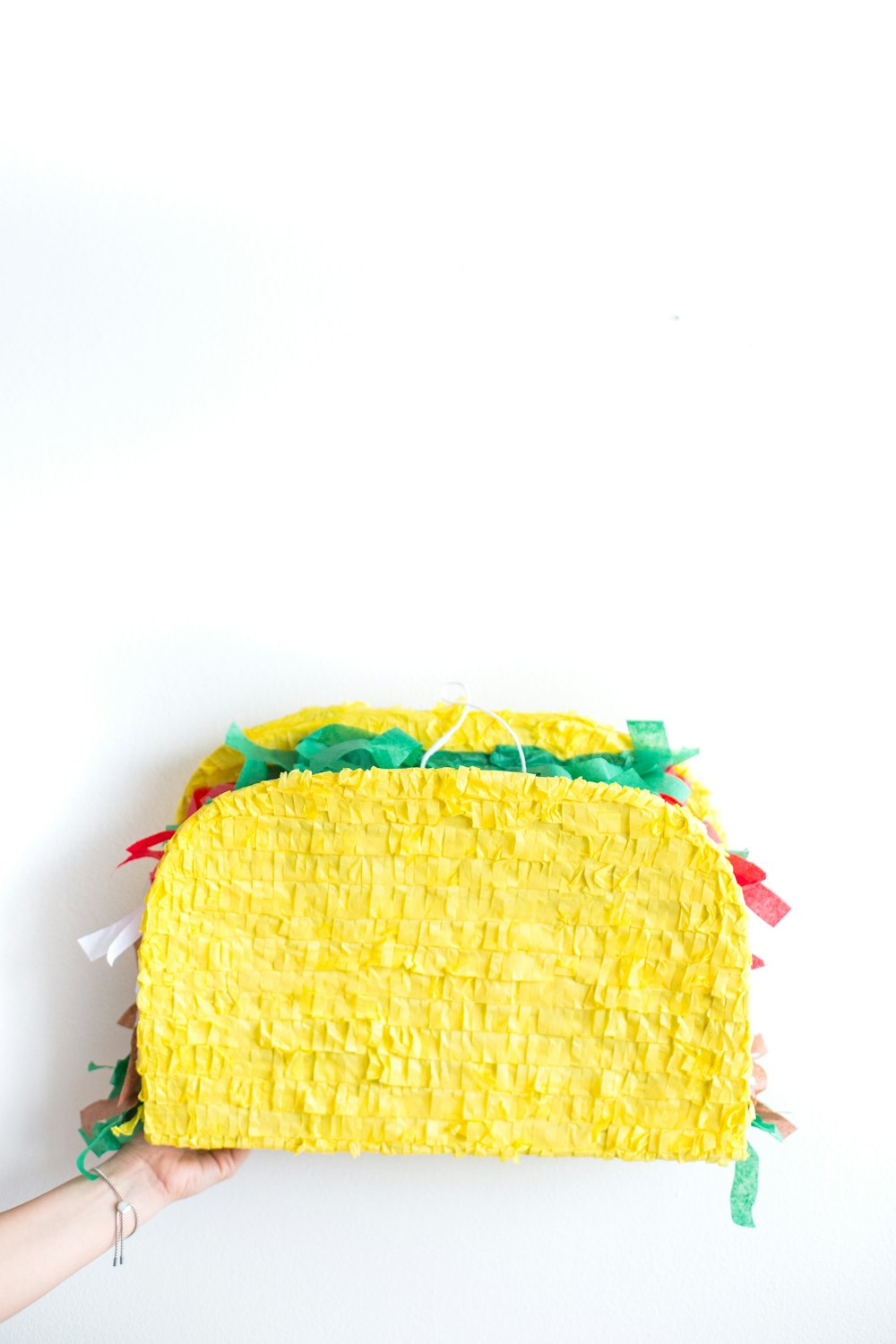 Gelbe Sandwich-Piñata
