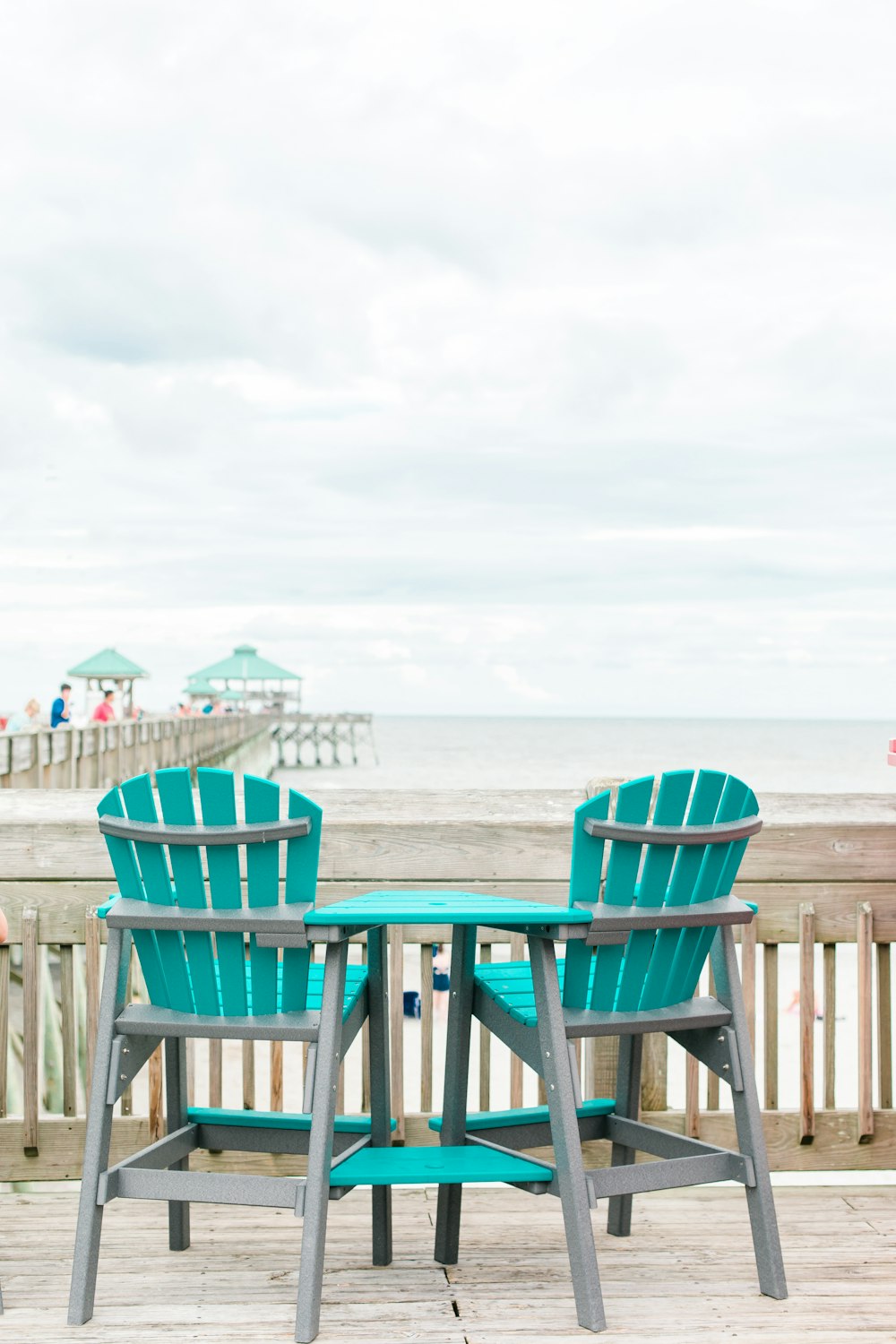 cadeira de madeira azul e cinza perto da costa