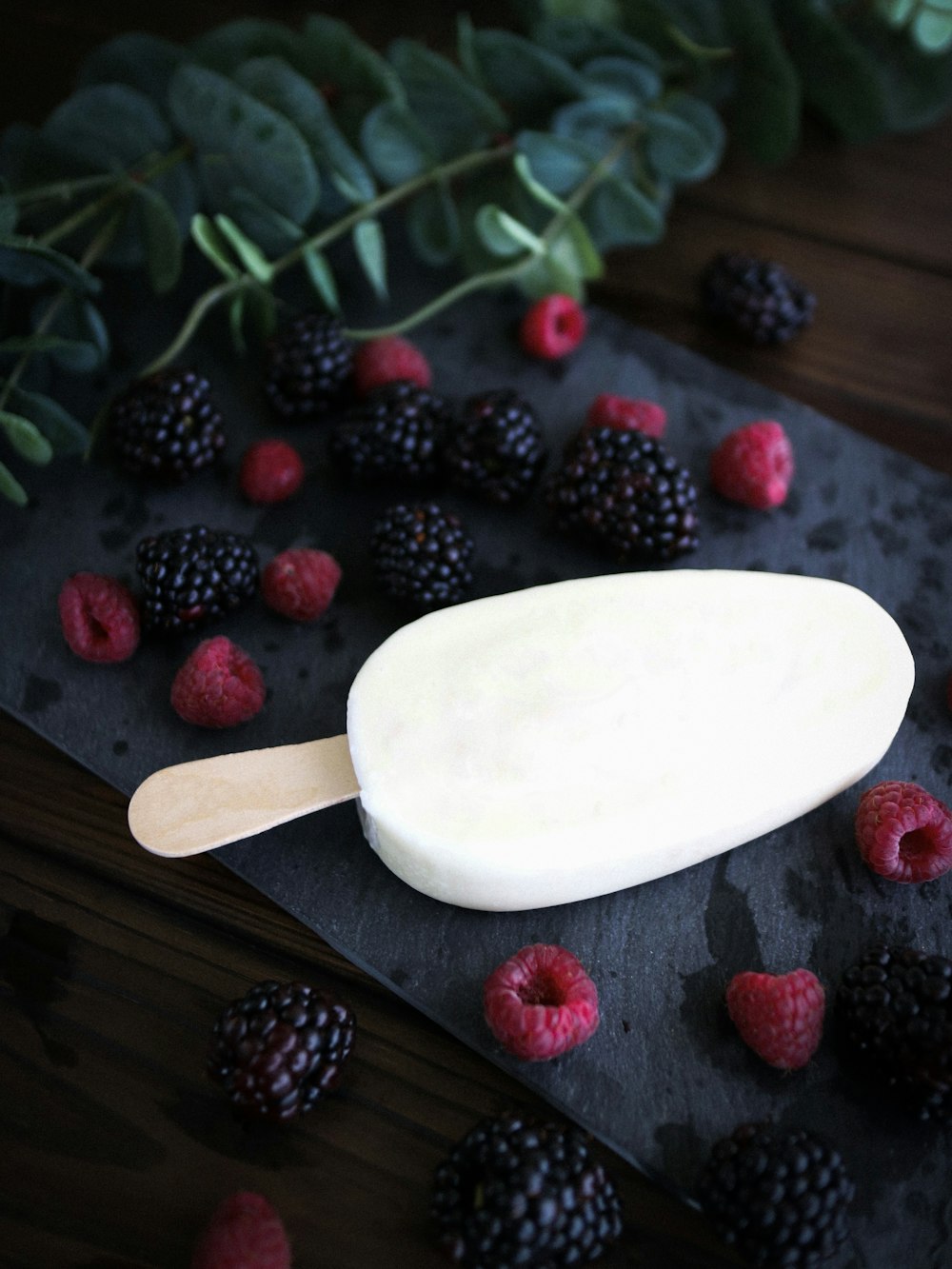 helado rodeado de frutas