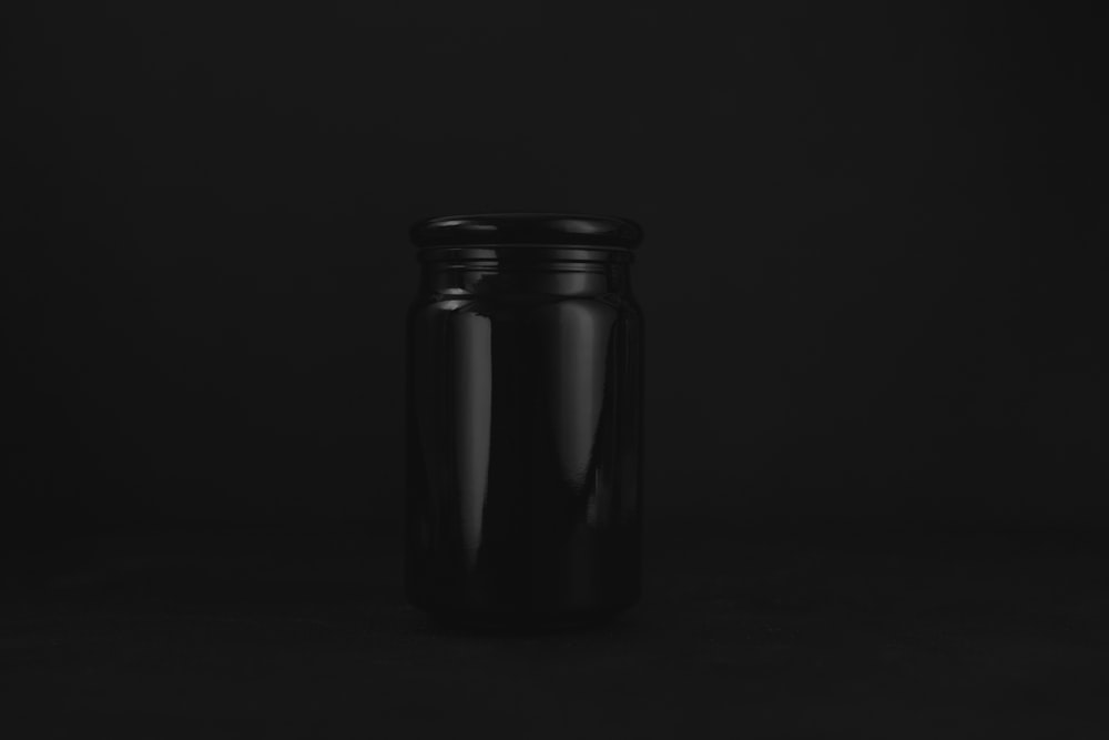 frasco de vidro preto vazio